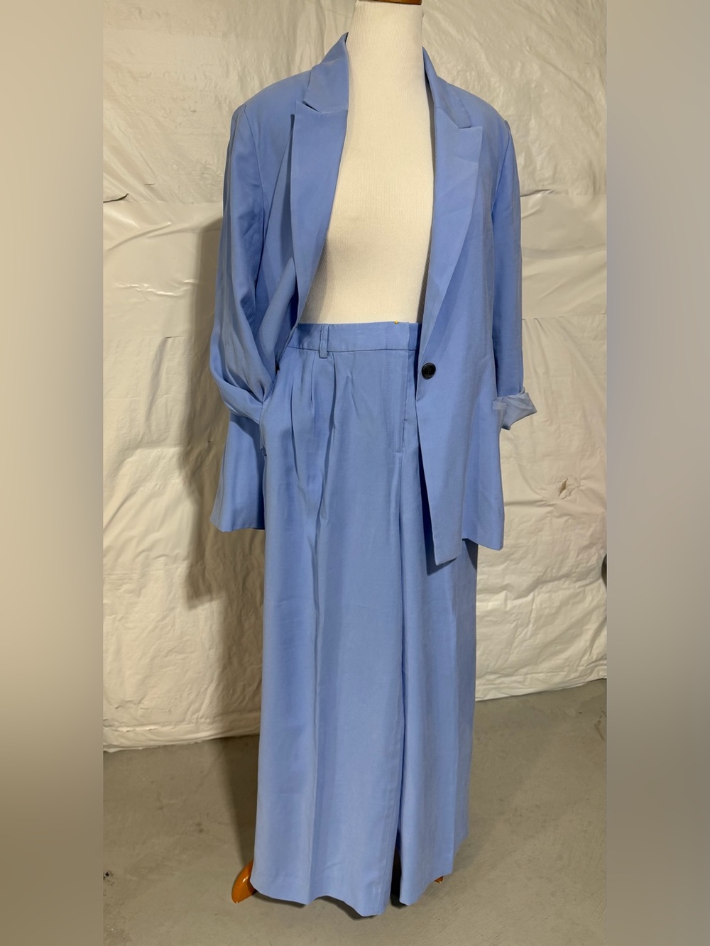 Elegant Light Blue Women's Tailored Blazer and Wide-Leg Pants Set